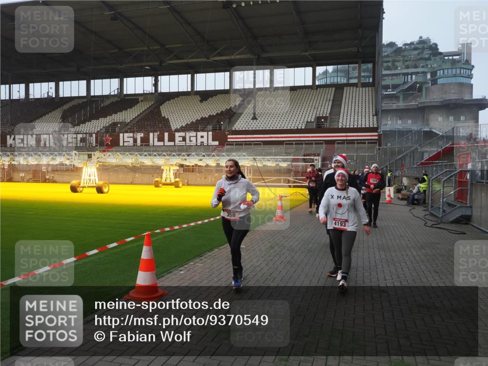 07.12.2025 - St. Pauli X-Mass-Run No. 15 Fabian Wolf http://msf.ph/oto/9370549 07.12.2025 10:03:34 Ziel 213, 214, 358, 940, 984, 1023, 1263, 1264, 1484, 1486, 1506, 1888, 2380, 2973, 2975, 3334, 4193, 4239, 4660, 4667, 4679, 4680 meine-sportfotos.de