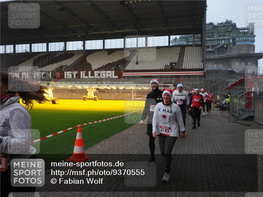 07.12.2025 - St. Pauli X-Mass-Run No. 15 Fabian Wolf http://msf.ph/oto/9370555 07.12.2025 10:03:35 Ziel 213, 214, 358, 940, 984, 1023, 1263, 1264, 1484, 1486, 1506, 1888, 2002, 2380, 3334, 4193, 4239, 4660, 4667, 4679, 4680 meine-sportfotos.de