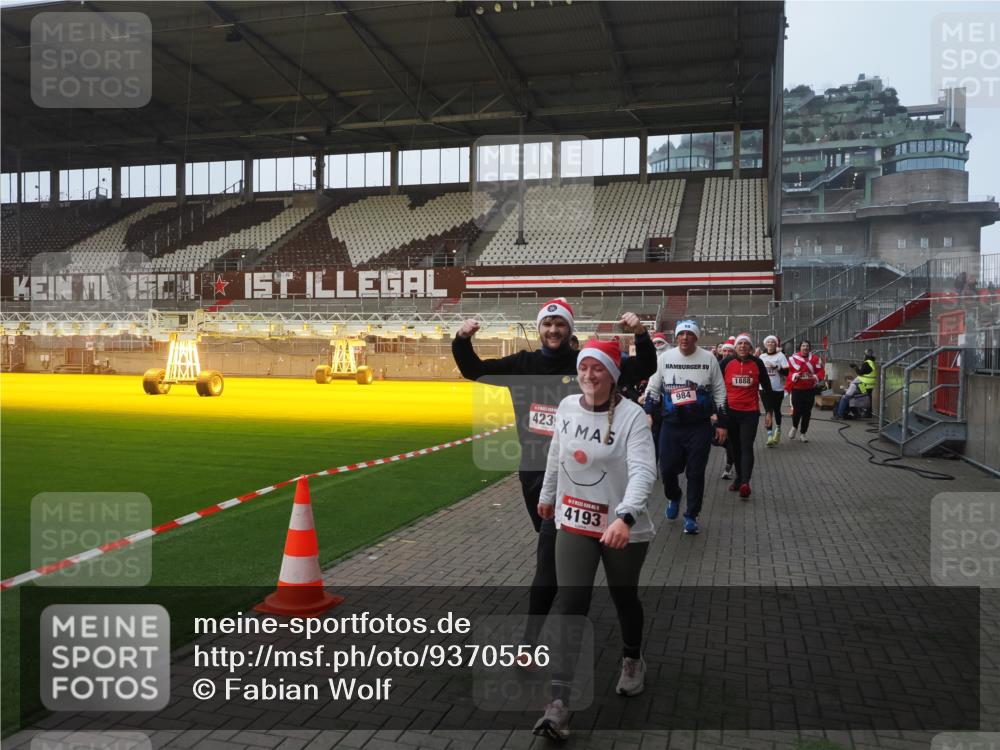 07.12.2025 - St. Pauli X-Mass-Run No. 15 Fabian Wolf http://msf.ph/oto/9370556 07.12.2025 10:03:35 Ziel 213, 214, 358, 940, 984, 1023, 1263, 1264, 1484, 1486, 1506, 1888, 2002, 2380, 3334, 4193, 4239, 4660, 4667, 4679, 4680 meine-sportfotos.de