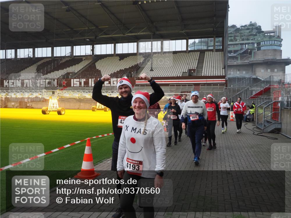 07.12.2025 - St. Pauli X-Mass-Run No. 15 Fabian Wolf http://msf.ph/oto/9370560 07.12.2025 10:03:36 Ziel 213, 214, 358, 940, 984, 1023, 1263, 1264, 1484, 1486, 1506, 1888, 2002, 2380, 3334, 4193, 4239, 4660, 4667, 4679, 4680 meine-sportfotos.de