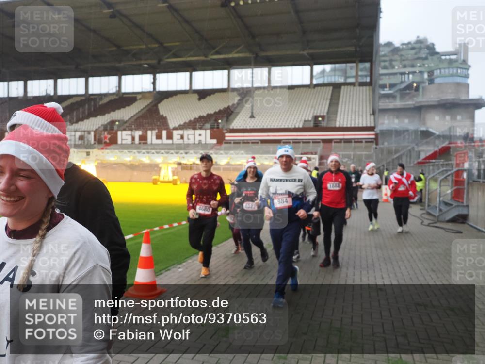 07.12.2025 - St. Pauli X-Mass-Run No. 15 Fabian Wolf http://msf.ph/oto/9370563 07.12.2025 10:03:37 Ziel 185, 213, 214, 358, 940, 984, 1023, 1263, 1264, 1484, 1486, 1506, 1888, 2002, 2366, 2380, 3334, 3734, 4193, 4239, 4660, 4667, 4679, 4680 meine-sportfotos.de