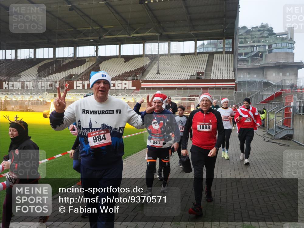 07.12.2025 - St. Pauli X-Mass-Run No. 15 Fabian Wolf http://msf.ph/oto/9370571 07.12.2025 10:03:39 Ziel 185, 213, 214, 358, 399, 940, 984, 1023, 1263, 1264, 1394, 1484, 1486, 1506, 1888, 2002, 2366, 2380, 3334, 3734, 4193, 4239, 4660, 4667, 4679, 4680 meine-sportfotos.de