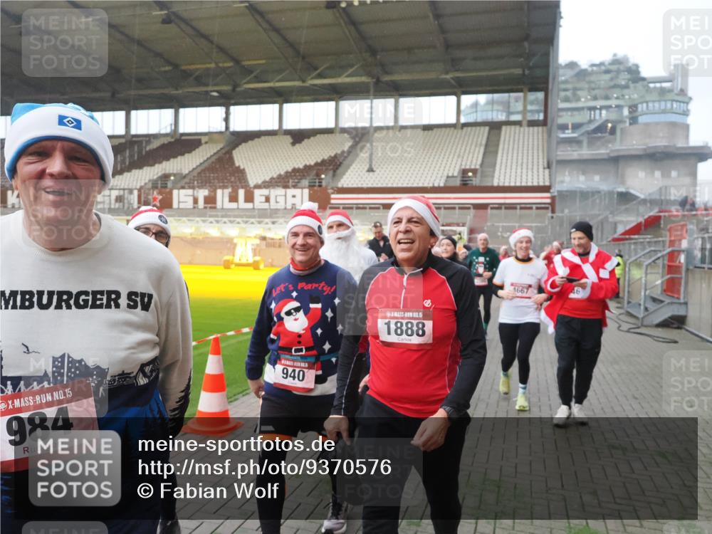 07.12.2025 - St. Pauli X-Mass-Run No. 15 Fabian Wolf http://msf.ph/oto/9370576 07.12.2025 10:03:40 Ziel 185, 213, 214, 358, 399, 940, 984, 1023, 1263, 1264, 1307, 1394, 1425, 1484, 1486, 1506, 1888, 2002, 2366, 2380, 3334, 3734, 4193, 4239, 4660, 4667, 4679, 4680 meine-sportfotos.de