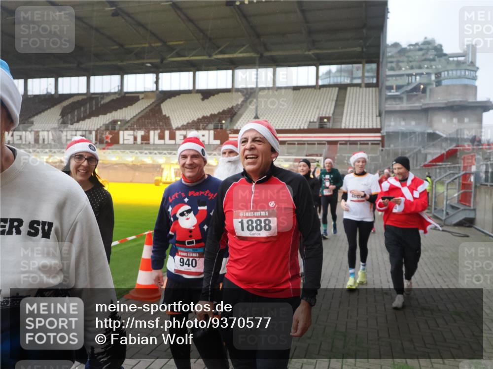 07.12.2025 - St. Pauli X-Mass-Run No. 15 Fabian Wolf http://msf.ph/oto/9370577 07.12.2025 10:03:40 Ziel 185, 213, 214, 358, 399, 940, 984, 1023, 1263, 1264, 1307, 1394, 1425, 1484, 1486, 1506, 1888, 2002, 2366, 2380, 3334, 3734, 4193, 4239, 4660, 4667, 4679, 4680 meine-sportfotos.de