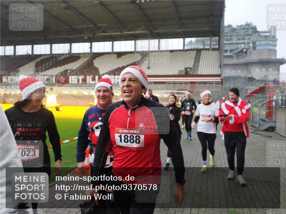 07.12.2025 - St. Pauli X-Mass-Run No. 15 Fabian Wolf http://msf.ph/oto/9370578 07.12.2025 10:03:40 Ziel 185, 213, 214, 358, 399, 940, 984, 1023, 1263, 1264, 1307, 1394, 1425, 1484, 1486, 1506, 1888, 2002, 2366, 2380, 3334, 3734, 4193, 4239, 4660, 4667, 4679, 4680 meine-sportfotos.de