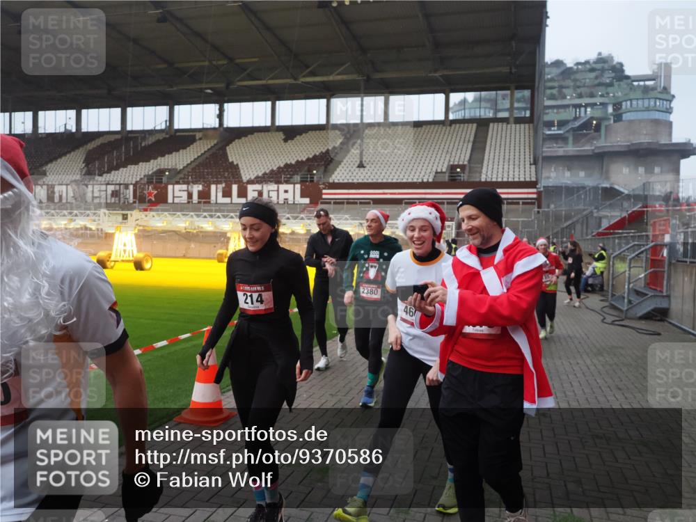 07.12.2025 - St. Pauli X-Mass-Run No. 15 Fabian Wolf http://msf.ph/oto/9370586 07.12.2025 10:03:42 Ziel 185, 213, 214, 358, 399, 940, 984, 1023, 1263, 1264, 1307, 1394, 1425, 1506, 1888, 2002, 2366, 2380, 3334, 3734, 4660, 4667, 4679, 4680 meine-sportfotos.de