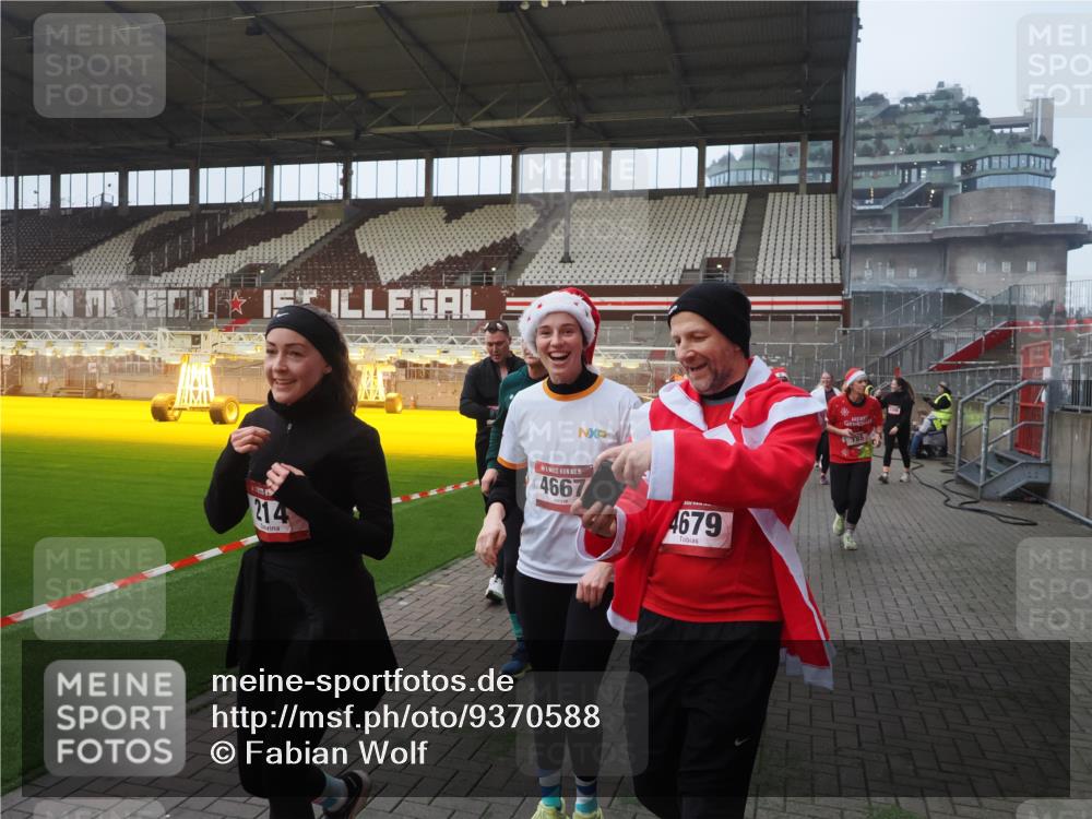 07.12.2025 - St. Pauli X-Mass-Run No. 15 Fabian Wolf http://msf.ph/oto/9370588 07.12.2025 10:03:42 Ziel 185, 213, 214, 358, 399, 940, 984, 1023, 1263, 1264, 1307, 1394, 1425, 1506, 1888, 2002, 2366, 2380, 3334, 3734, 4660, 4667, 4679, 4680 meine-sportfotos.de