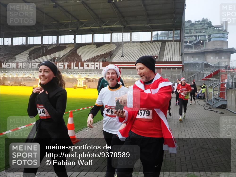 07.12.2025 - St. Pauli X-Mass-Run No. 15 Fabian Wolf http://msf.ph/oto/9370589 07.12.2025 10:03:42 Ziel 185, 213, 214, 358, 399, 940, 984, 1023, 1263, 1264, 1307, 1394, 1425, 1506, 1888, 2002, 2366, 2380, 3334, 3734, 4660, 4667, 4679, 4680 meine-sportfotos.de