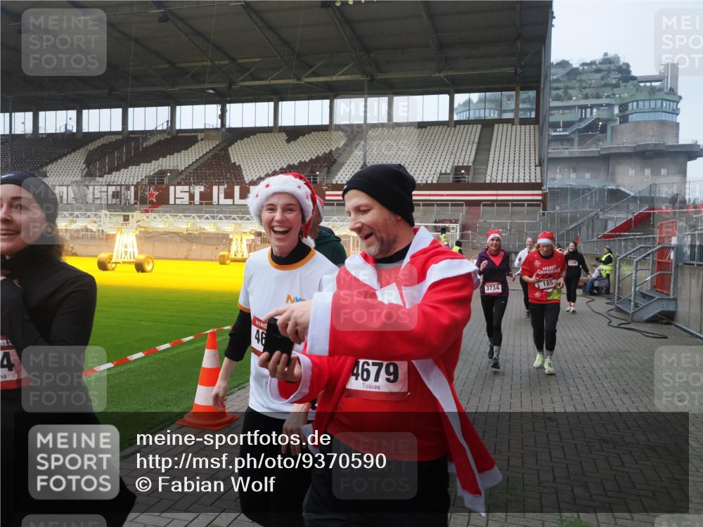 07.12.2025 - St. Pauli X-Mass-Run No. 15 Fabian Wolf http://msf.ph/oto/9370590 07.12.2025 10:03:43 Ziel 185, 213, 214, 358, 399, 940, 984, 1023, 1263, 1264, 1307, 1394, 1425, 1506, 1888, 2002, 2366, 2380, 3334, 3734, 4660, 4667, 4679, 4680 meine-sportfotos.de