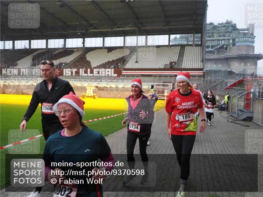 07.12.2025 - St. Pauli X-Mass-Run No. 15 Fabian Wolf http://msf.ph/oto/9370598 07.12.2025 10:03:44 Ziel 185, 213, 214, 358, 399, 940, 984, 1023, 1263, 1264, 1307, 1394, 1425, 1506, 1888, 2002, 2366, 2380, 3334, 3734, 4660, 4667, 4679, 4680 meine-sportfotos.de