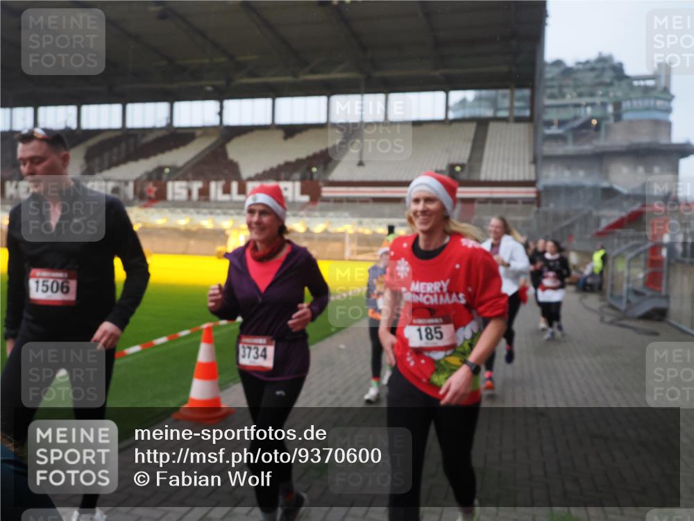 07.12.2025 - St. Pauli X-Mass-Run No. 15 Fabian Wolf http://msf.ph/oto/9370600 07.12.2025 10:03:45 Ziel 185, 213, 214, 358, 399, 940, 984, 1023, 1263, 1264, 1307, 1394, 1425, 1506, 1888, 2002, 2366, 2380, 3334, 3734, 4660, 4667, 4679, 4680 meine-sportfotos.de