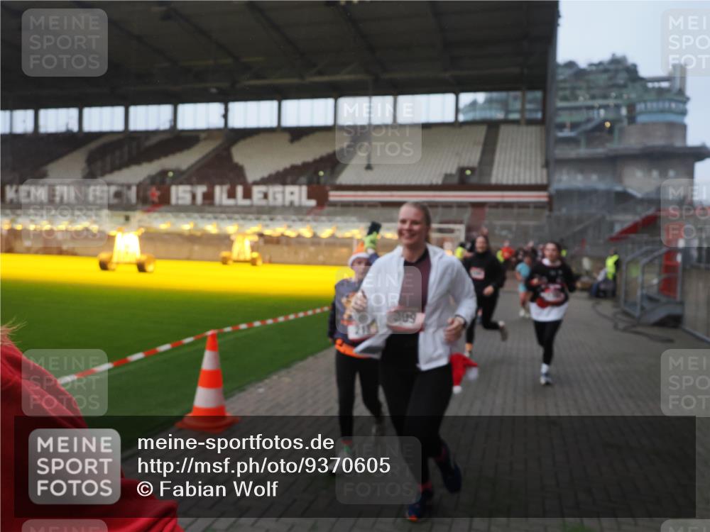 07.12.2025 - St. Pauli X-Mass-Run No. 15 Fabian Wolf http://msf.ph/oto/9370605 07.12.2025 10:03:46 Ziel 185, 213, 214, 358, 399, 940, 1023, 1263, 1264, 1307, 1394, 1425, 1506, 1888, 2002, 2366, 2380, 3334, 3734, 4660, 4667, 4679, 4680 meine-sportfotos.de