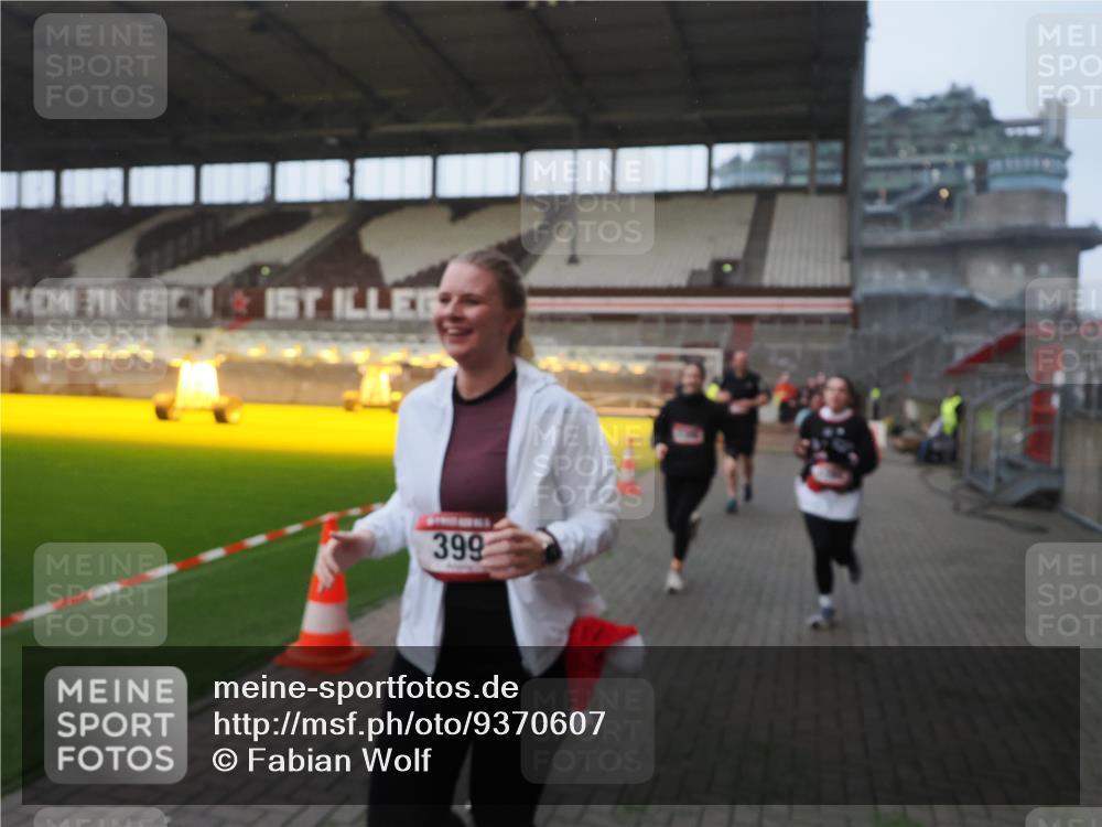 07.12.2025 - St. Pauli X-Mass-Run No. 15 Fabian Wolf http://msf.ph/oto/9370607 07.12.2025 10:03:46 Ziel 185, 213, 214, 358, 399, 940, 1023, 1263, 1264, 1307, 1394, 1425, 1506, 1888, 2002, 2366, 2380, 3334, 3734, 4660, 4667, 4679, 4680 meine-sportfotos.de