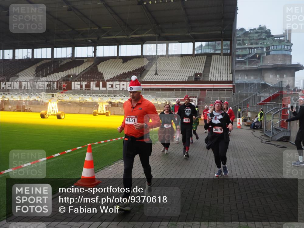 07.12.2025 - St. Pauli X-Mass-Run No. 15 Fabian Wolf http://msf.ph/oto/9370618 07.12.2025 10:03:57 Ziel 185, 399, 626, 628, 709, 1027, 1028, 1307, 1394, 1425, 1906, 2110, 2112, 2366, 3198, 3337, 3340, 3359, 3519, 3734, 4151 meine-sportfotos.de