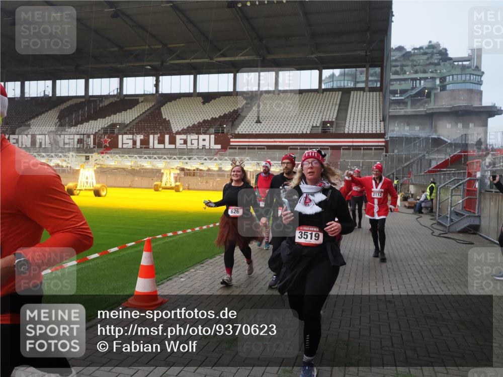 07.12.2025 - St. Pauli X-Mass-Run No. 15 Fabian Wolf http://msf.ph/oto/9370623 07.12.2025 10:03:58 Ziel 399, 626, 628, 709, 1027, 1028, 1307, 1394, 1425, 1906, 2110, 2112, 3198, 3337, 3340, 3359, 3519, 4151 meine-sportfotos.de