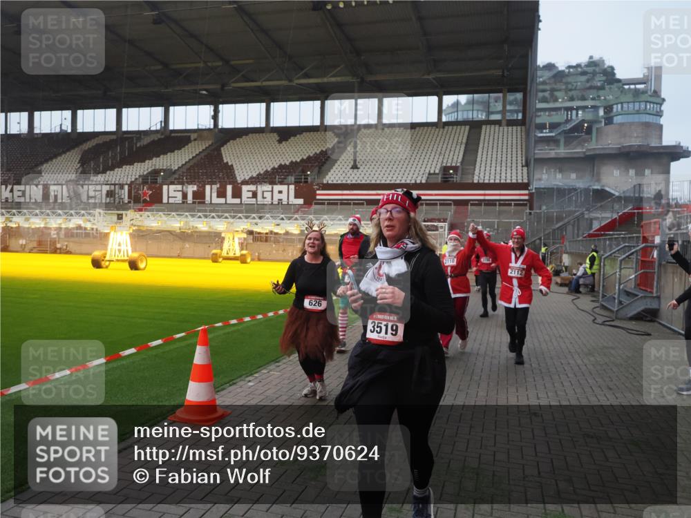 07.12.2025 - St. Pauli X-Mass-Run No. 15 Fabian Wolf http://msf.ph/oto/9370624 07.12.2025 10:03:58 Ziel 399, 626, 628, 709, 1027, 1028, 1307, 1394, 1425, 1906, 2110, 2112, 3198, 3337, 3340, 3359, 3519, 4151 meine-sportfotos.de