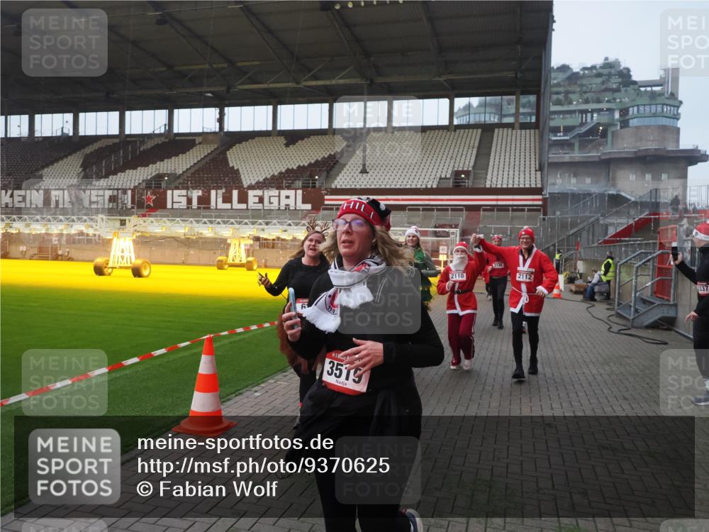 07.12.2025 - St. Pauli X-Mass-Run No. 15 Fabian Wolf http://msf.ph/oto/9370625 07.12.2025 10:03:59 Ziel 399, 626, 628, 709, 1027, 1028, 1307, 1394, 1425, 1906, 2110, 2112, 3198, 3337, 3340, 3359, 3519, 4151 meine-sportfotos.de