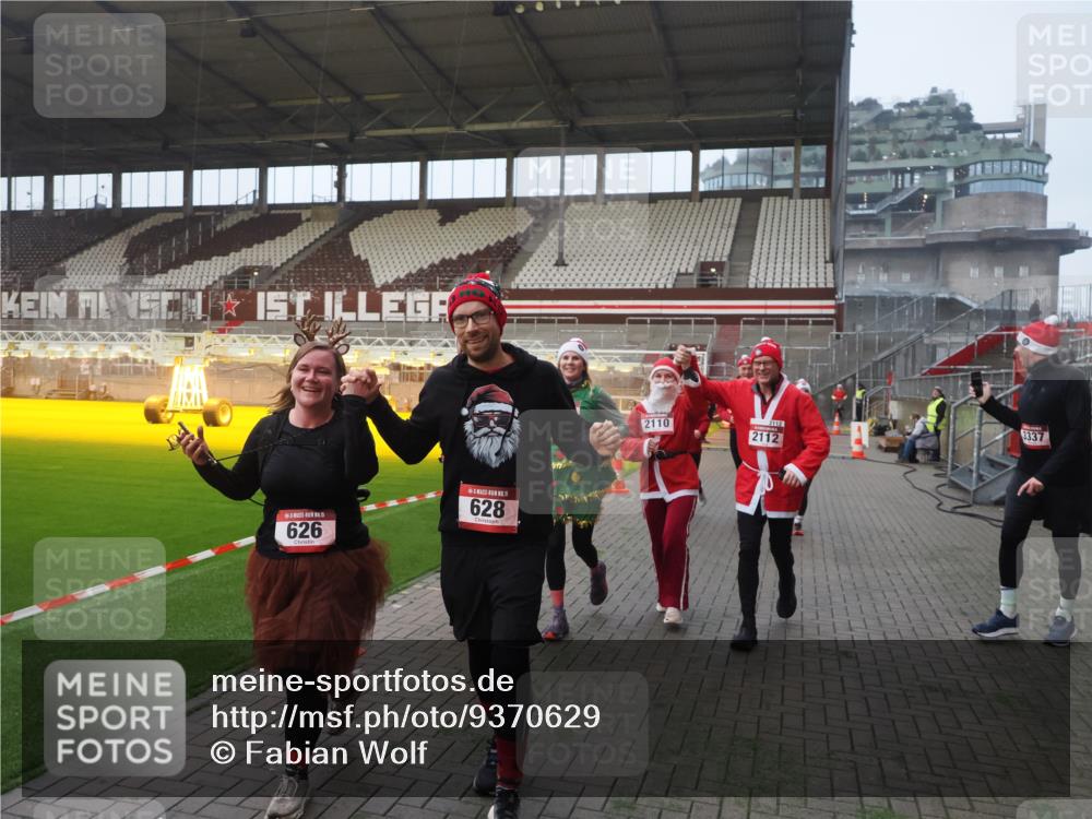 07.12.2025 - St. Pauli X-Mass-Run No. 15 Fabian Wolf http://msf.ph/oto/9370629 07.12.2025 10:03:59 Ziel 399, 626, 628, 709, 1027, 1028, 1307, 1394, 1425, 1906, 2110, 2112, 3198, 3337, 3340, 3359, 3519, 4151 meine-sportfotos.de