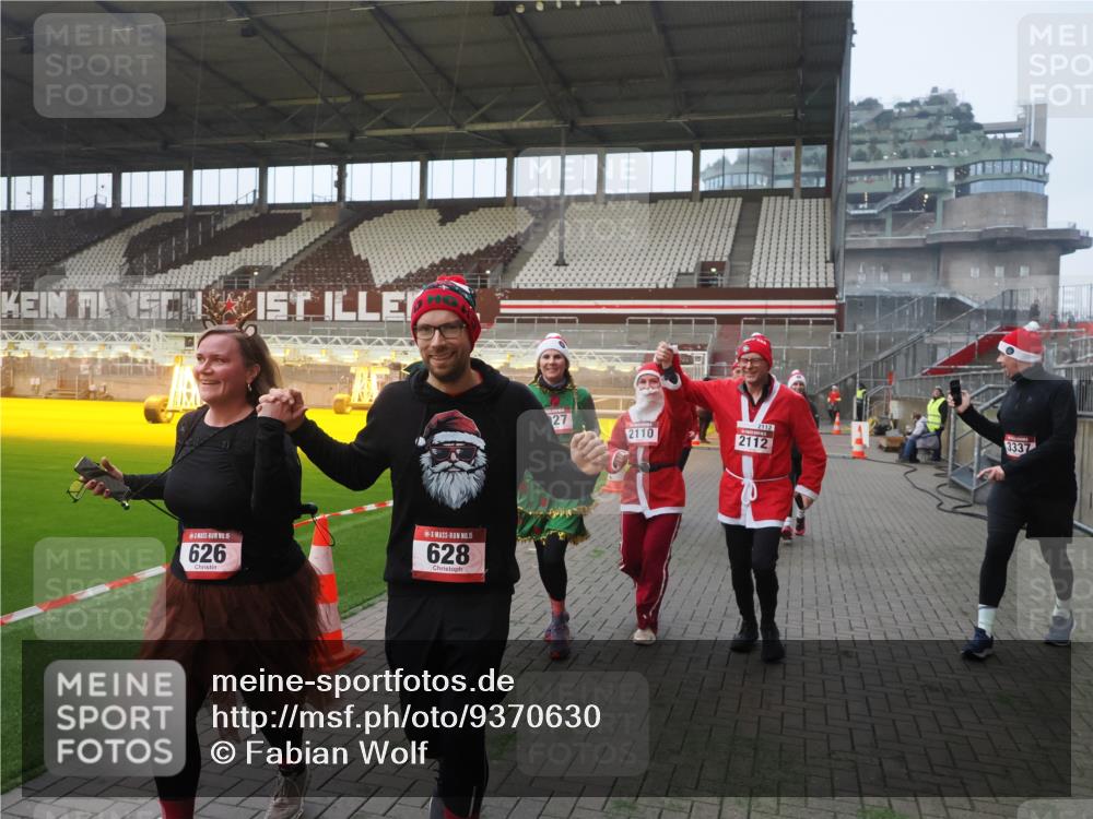07.12.2025 - St. Pauli X-Mass-Run No. 15 Fabian Wolf http://msf.ph/oto/9370630 07.12.2025 10:04:00 Ziel 626, 628, 709, 1027, 1028, 1307, 1425, 1906, 2110, 2112, 3198, 3337, 3340, 3359, 3519, 4151 meine-sportfotos.de