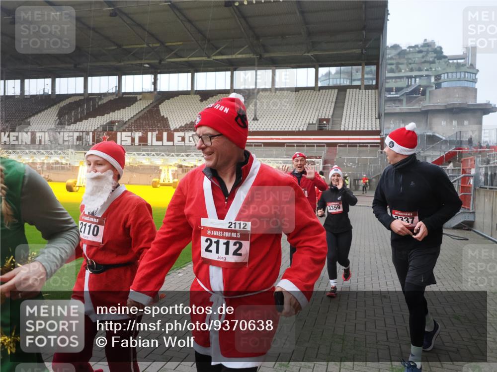07.12.2025 - St. Pauli X-Mass-Run No. 15 Fabian Wolf http://msf.ph/oto/9370638 07.12.2025 10:04:01 Ziel 626, 628, 709, 1027, 1028, 1906, 2110, 2112, 3198, 3337, 3340, 3359, 3519, 4151 meine-sportfotos.de