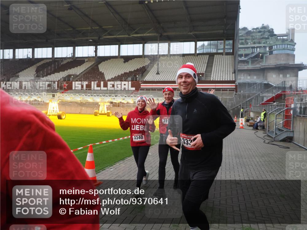 07.12.2025 - St. Pauli X-Mass-Run No. 15 Fabian Wolf http://msf.ph/oto/9370641 07.12.2025 10:04:02 Ziel 626, 628, 709, 1027, 1028, 1906, 2110, 2112, 3198, 3337, 3340, 3359, 3519, 4151 meine-sportfotos.de