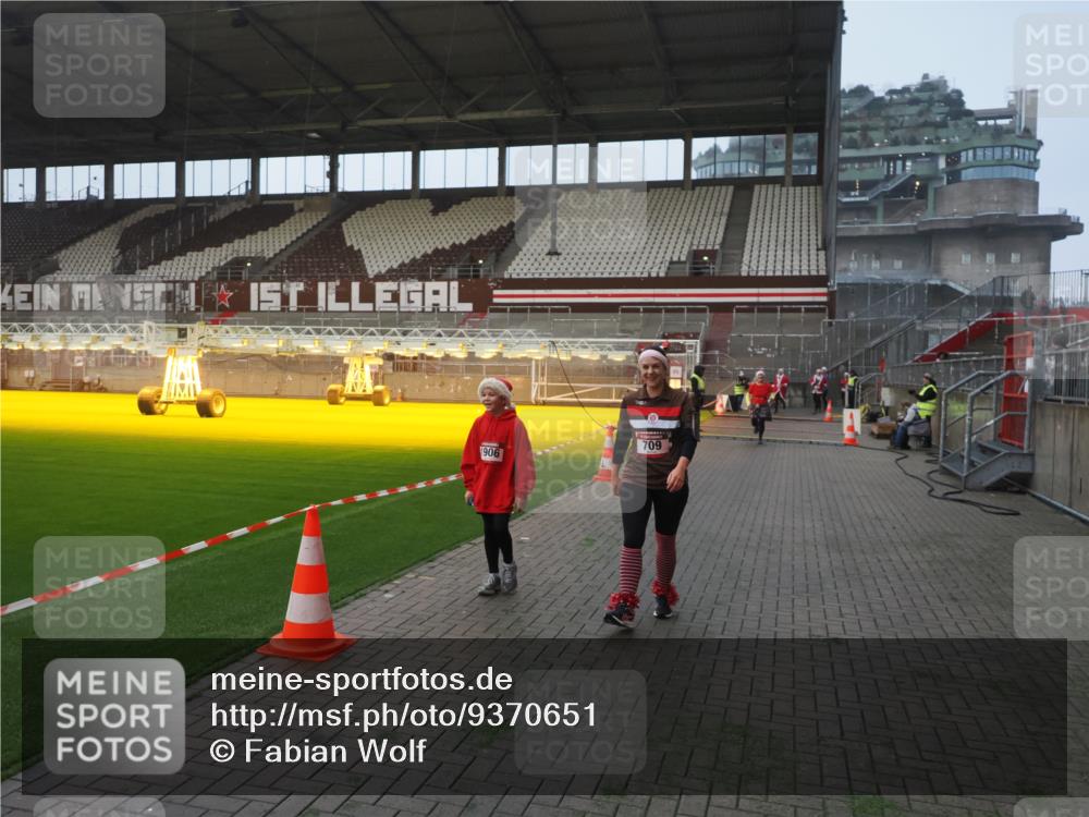 07.12.2025 - St. Pauli X-Mass-Run No. 15 Fabian Wolf http://msf.ph/oto/9370651 07.12.2025 10:04:07 Ziel 626, 628, 709, 1027, 1028, 1906, 2110, 2112, 3198, 3337, 3340, 3359, 3519, 4151 meine-sportfotos.de