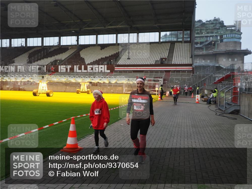 07.12.2025 - St. Pauli X-Mass-Run No. 15 Fabian Wolf http://msf.ph/oto/9370654 07.12.2025 10:04:08 Ziel 626, 628, 709, 1027, 1028, 1906, 2110, 2112, 3198, 3337, 3340, 3359, 3519, 4151 meine-sportfotos.de