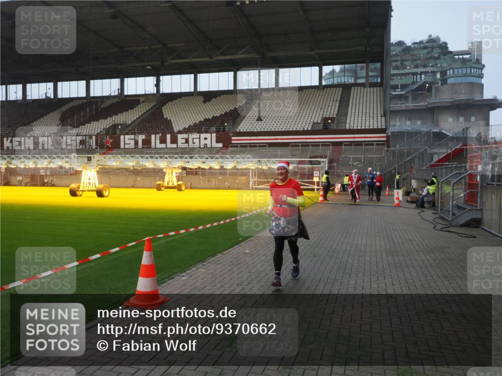 07.12.2025 - St. Pauli X-Mass-Run No. 15 Fabian Wolf http://msf.ph/oto/9370662 07.12.2025 10:04:12 Ziel 113, 709, 1302, 1712, 1738, 1906, 2454, 3198, 3340 meine-sportfotos.de