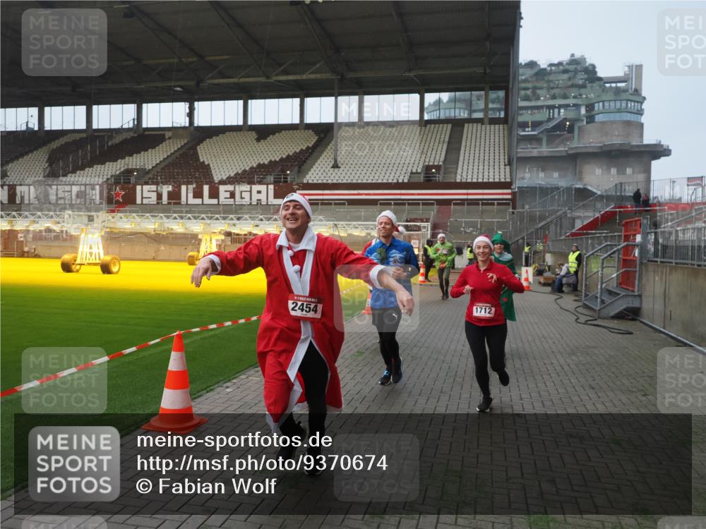 07.12.2025 - St. Pauli X-Mass-Run No. 15 Fabian Wolf http://msf.ph/oto/9370674 07.12.2025 10:04:18 Ziel 113, 1291, 1302, 1712, 1738, 2454, 3188, 4673 meine-sportfotos.de