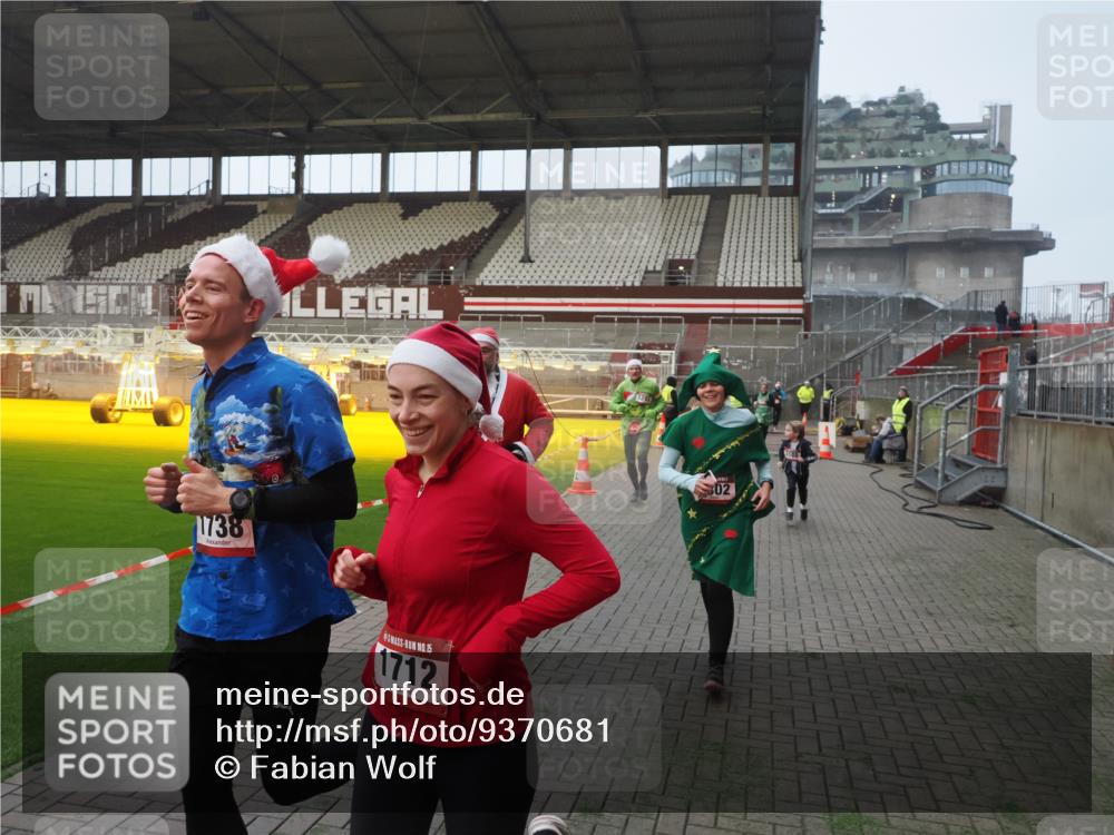 07.12.2025 - St. Pauli X-Mass-Run No. 15 Fabian Wolf http://msf.ph/oto/9370681 07.12.2025 10:04:20 Ziel 113, 1291, 1302, 1712, 1738, 2454, 3188, 4673 meine-sportfotos.de