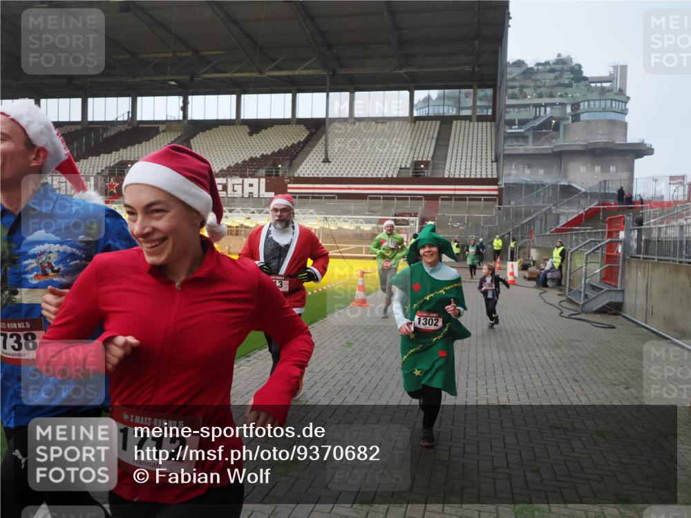 07.12.2025 - St. Pauli X-Mass-Run No. 15 Fabian Wolf http://msf.ph/oto/9370682 07.12.2025 10:04:20 Ziel 113, 1291, 1302, 1712, 1738, 2454, 3188, 4673 meine-sportfotos.de