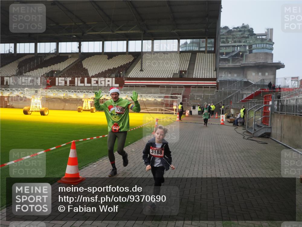 07.12.2025 - St. Pauli X-Mass-Run No. 15 Fabian Wolf http://msf.ph/oto/9370690 07.12.2025 10:04:22 Ziel 113, 1291, 1302, 1712, 1738, 1871, 2454, 3188, 4673 meine-sportfotos.de