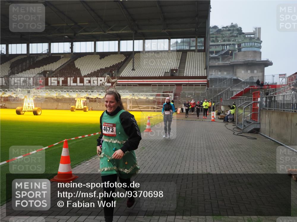07.12.2025 - St. Pauli X-Mass-Run No. 15 Fabian Wolf http://msf.ph/oto/9370698 07.12.2025 10:04:28 Ziel 113, 1291, 1302, 1522, 1701, 1712, 1738, 1871, 2454, 3188, 3477, 3911, 4673 meine-sportfotos.de