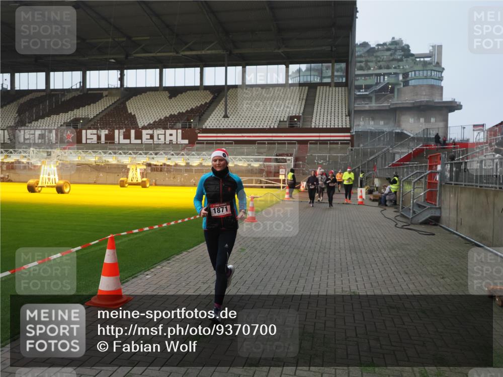 07.12.2025 - St. Pauli X-Mass-Run No. 15 Fabian Wolf http://msf.ph/oto/9370700 07.12.2025 10:04:30 Ziel 113, 1291, 1302, 1522, 1701, 1712, 1738, 1871, 2454, 2569, 2570, 3188, 3477, 3911, 4673 meine-sportfotos.de