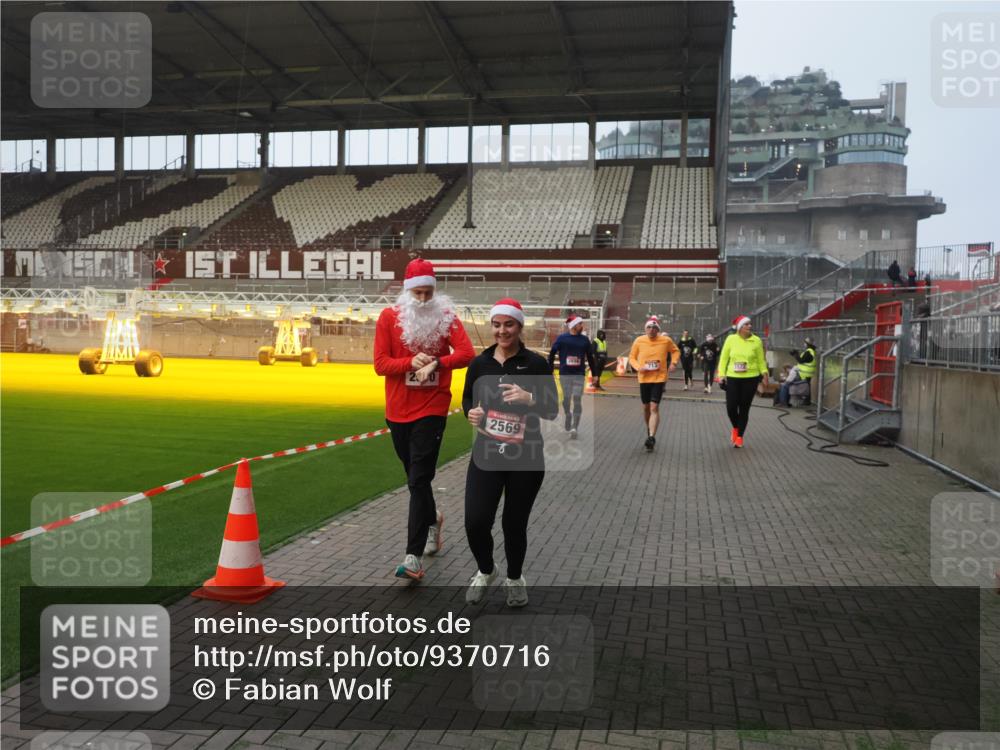 07.12.2025 - St. Pauli X-Mass-Run No. 15 Fabian Wolf http://msf.ph/oto/9370716 07.12.2025 10:04:37 Ziel 713, 1522, 1701, 1871, 2569, 2570, 3477, 3894, 3911, 4673 meine-sportfotos.de