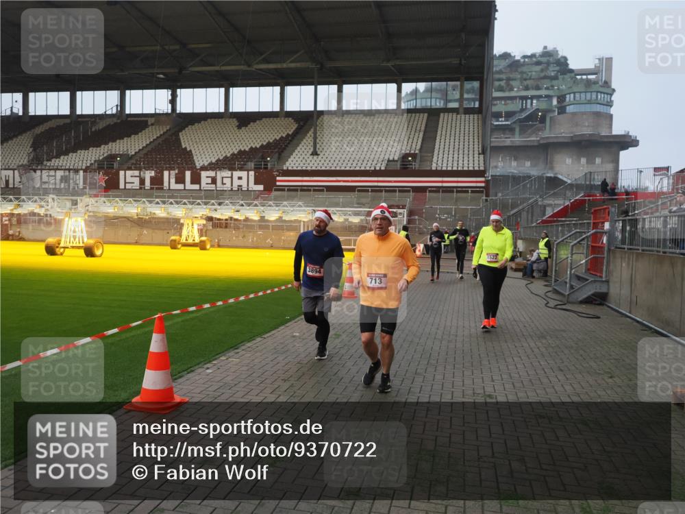 07.12.2025 - St. Pauli X-Mass-Run No. 15 Fabian Wolf http://msf.ph/oto/9370722 07.12.2025 10:04:40 Ziel 713, 1522, 1701, 1871, 2569, 2570, 3477, 3894, 3911, 4080, 4553, 4557 meine-sportfotos.de