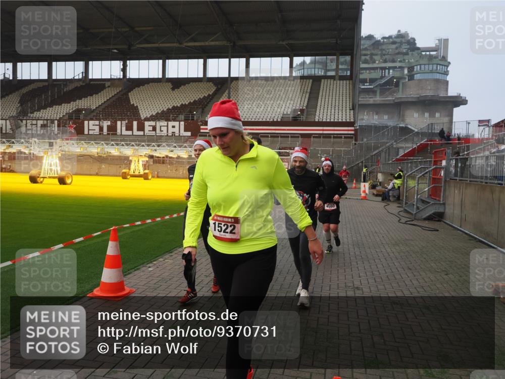 07.12.2025 - St. Pauli X-Mass-Run No. 15 Fabian Wolf http://msf.ph/oto/9370731 07.12.2025 10:04:45 Ziel 713, 1217, 1701, 2569, 2570, 3477, 3894, 3911, 4080, 4553, 4557 meine-sportfotos.de