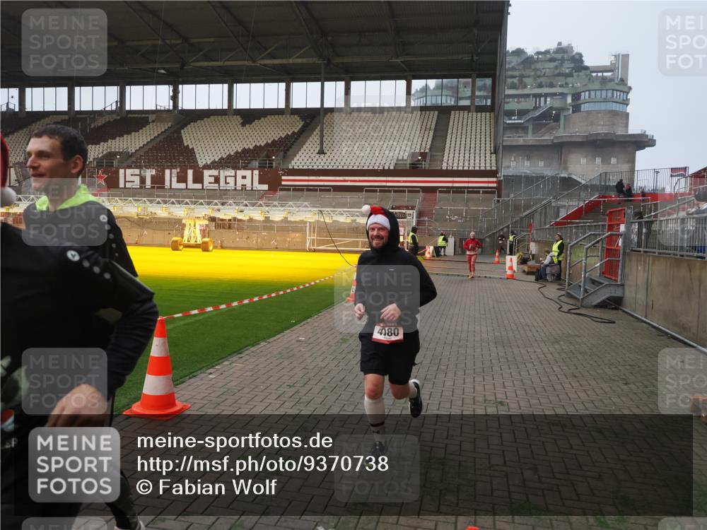 07.12.2025 - St. Pauli X-Mass-Run No. 15 Fabian Wolf http://msf.ph/oto/9370738 07.12.2025 10:04:46 Ziel 713, 1217, 1701, 2569, 2570, 3477, 3894, 3911, 4080, 4553, 4557 meine-sportfotos.de