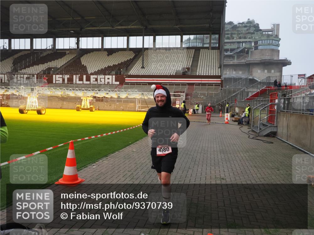 07.12.2025 - St. Pauli X-Mass-Run No. 15 Fabian Wolf http://msf.ph/oto/9370739 07.12.2025 10:04:46 Ziel 713, 1217, 1701, 2569, 2570, 3477, 3894, 3911, 4080, 4553, 4557 meine-sportfotos.de