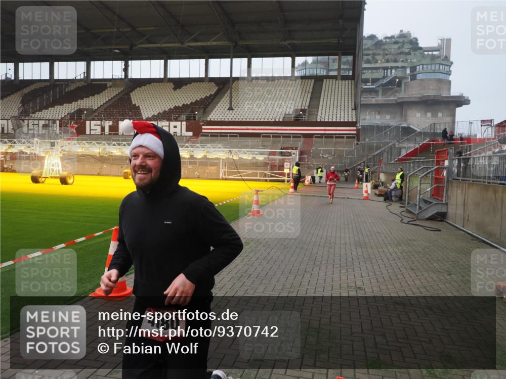 07.12.2025 - St. Pauli X-Mass-Run No. 15 Fabian Wolf http://msf.ph/oto/9370742 07.12.2025 10:04:47 Ziel 713, 1217, 1701, 2569, 2570, 3477, 3894, 3911, 4080, 4553, 4557 meine-sportfotos.de