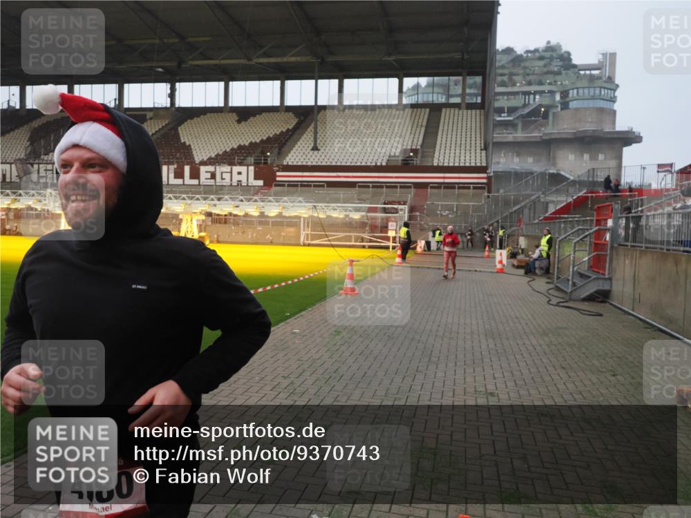 07.12.2025 - St. Pauli X-Mass-Run No. 15 Fabian Wolf http://msf.ph/oto/9370743 07.12.2025 10:04:47 Ziel 713, 1217, 1701, 2569, 2570, 3477, 3894, 3911, 4080, 4553, 4557 meine-sportfotos.de