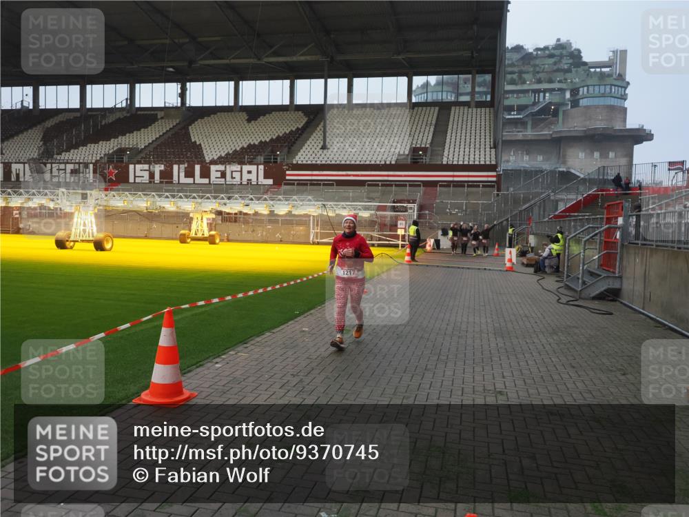 07.12.2025 - St. Pauli X-Mass-Run No. 15 Fabian Wolf http://msf.ph/oto/9370745 07.12.2025 10:04:51 Ziel 713, 1217, 3894, 4080, 4553, 4557 meine-sportfotos.de
