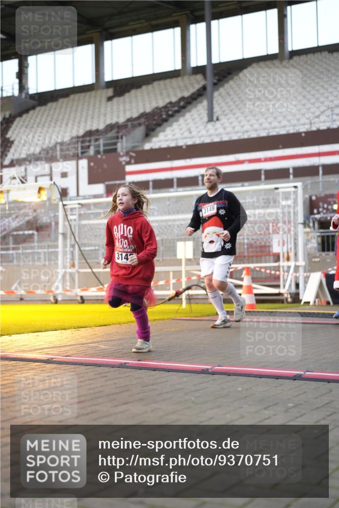 07.12.2025 - St. Pauli X-Mass-Run No. 15 Patografie http://msf.ph/oto/9370751 07.12.2025 11:35:05 Ziel 2150, 2481, 3005, 3148, 3149 meine-sportfotos.de