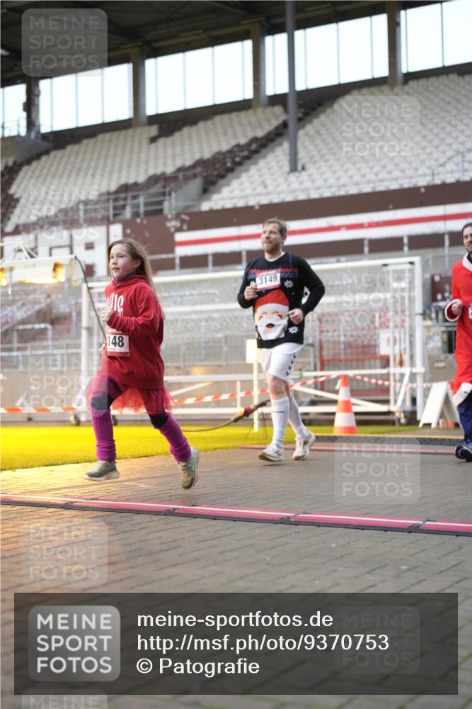 07.12.2025 - St. Pauli X-Mass-Run No. 15 Patografie http://msf.ph/oto/9370753 07.12.2025 11:35:06 Ziel 2150, 2481, 3005, 3148, 3149 meine-sportfotos.de
