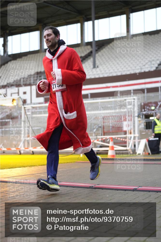 07.12.2025 - St. Pauli X-Mass-Run No. 15 Patografie http://msf.ph/oto/9370759 07.12.2025 11:35:07 Ziel 240, 2150, 2481, 3005, 3148, 3149 meine-sportfotos.de