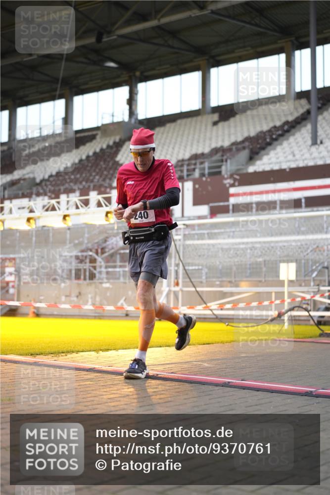 07.12.2025 - St. Pauli X-Mass-Run No. 15 Patografie http://msf.ph/oto/9370761 07.12.2025 11:35:11 Ziel 240, 2150, 2481, 3148, 3149 meine-sportfotos.de