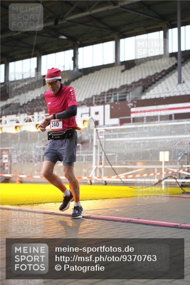 07.12.2025 - St. Pauli X-Mass-Run No. 15 Patografie http://msf.ph/oto/9370763 07.12.2025 11:35:12 Ziel 240, 2150, 2481, 3148, 3149 meine-sportfotos.de