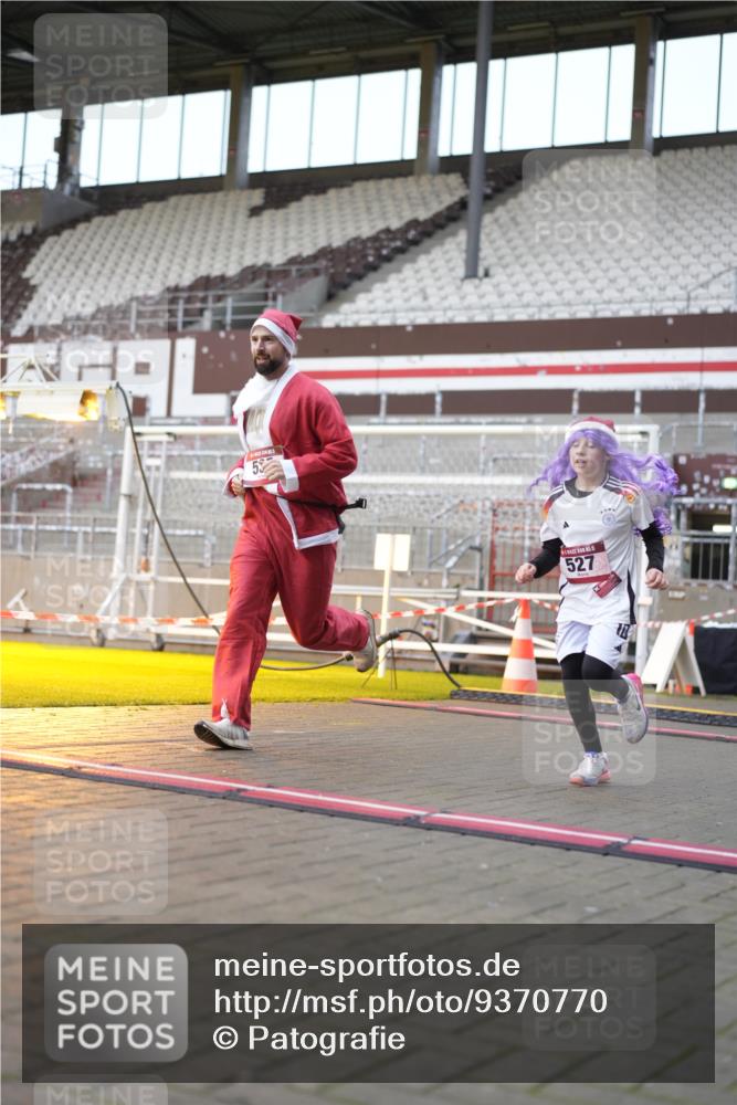 07.12.2025 - St. Pauli X-Mass-Run No. 15 Patografie http://msf.ph/oto/9370770 07.12.2025 11:35:23 Ziel 240, 527, 535, 2660, 4408 meine-sportfotos.de