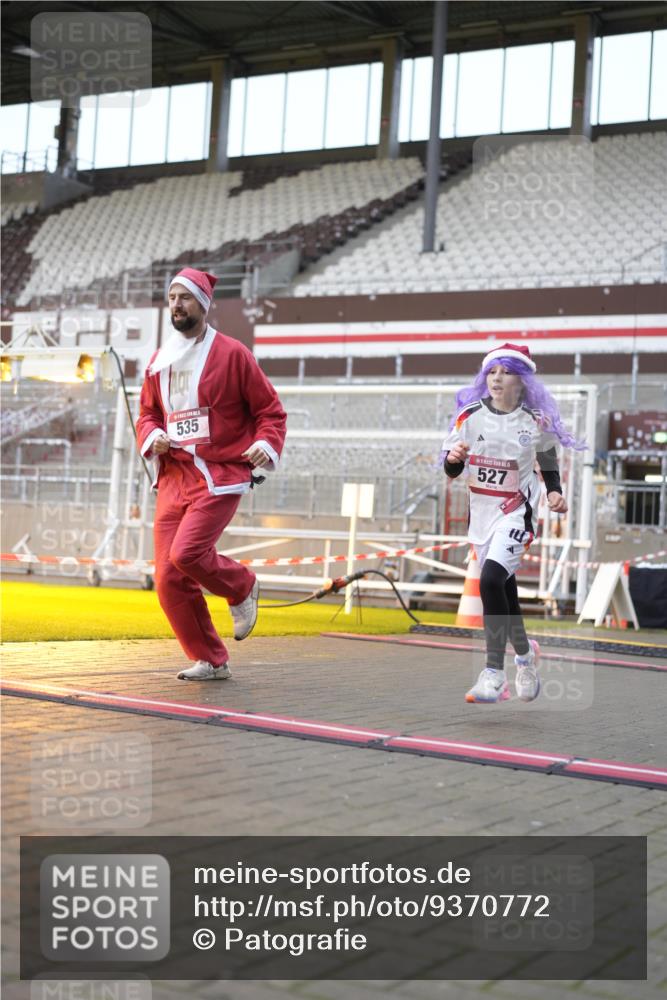 07.12.2025 - St. Pauli X-Mass-Run No. 15 Patografie http://msf.ph/oto/9370772 07.12.2025 11:35:23 Ziel 240, 527, 535, 2660, 4408 meine-sportfotos.de