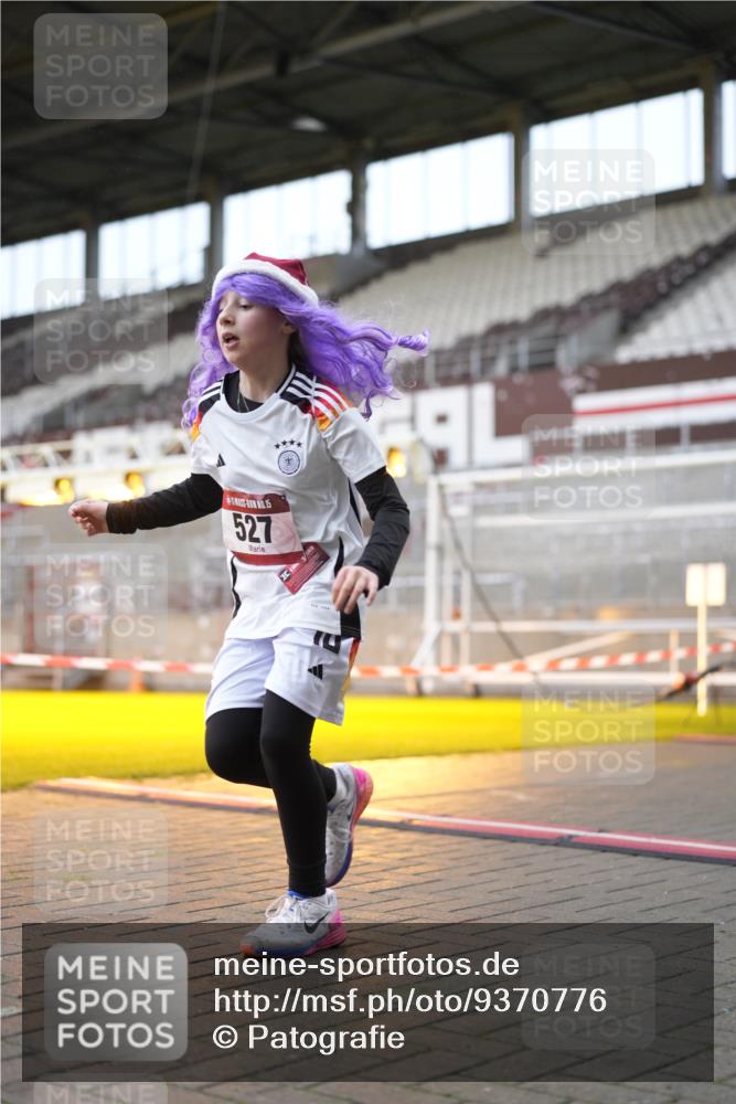 07.12.2025 - St. Pauli X-Mass-Run No. 15 Patografie http://msf.ph/oto/9370776 07.12.2025 11:35:24 Ziel 240, 527, 535, 2660, 4408 meine-sportfotos.de